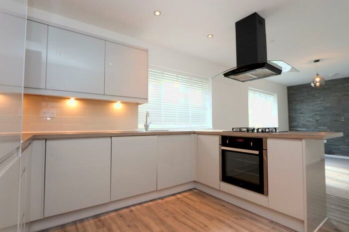 2 Bedroom Ground Flat To Rent In High Street, Epping, CM16