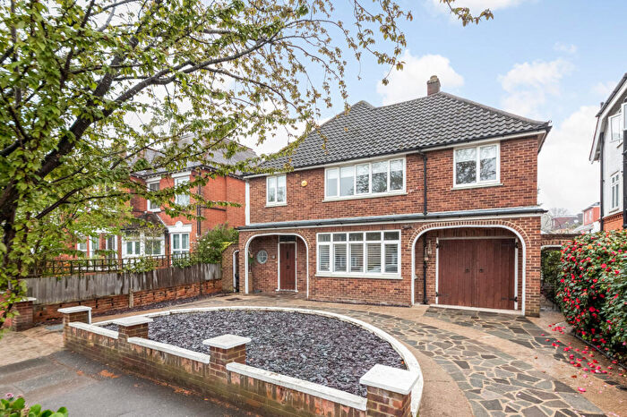 4 Bedroom Detached House For Sale In Lake Avenue, Bromley, BR1