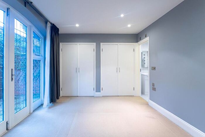 2 Bedroom Flat To Rent In Chimneys Lodge, Forty Hill, Enfield, EN2