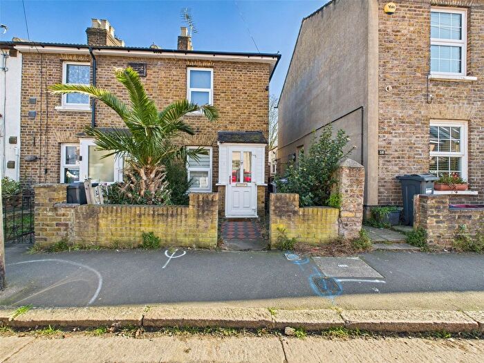 2 Bedroom End Of Terrace House To Rent In Holly Road, Hounslow, TW3