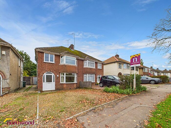 3 Bedroom Semi Detached House To Rent In Sinclair Avenue, Banbury, OX16