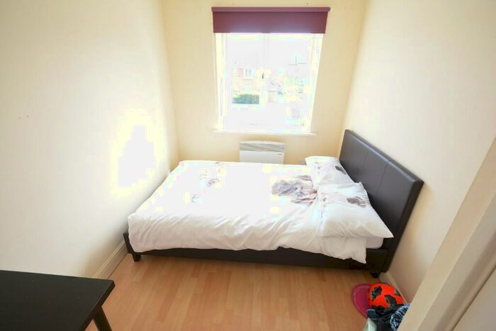 2 Bedroom Flat For Sale In Caravel Close, Chafford Hundred, Essex, RM16