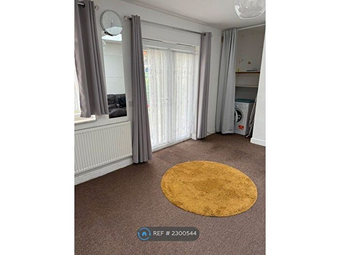 2 Bedroom Flat To Rent In Pears Rd, Hounslow, TW3