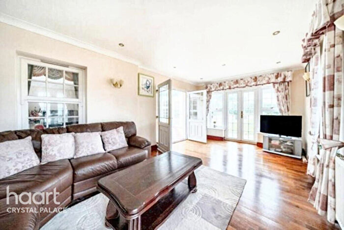 4 Bedroom Detached House For Sale In Dickenswood Close, London, SE19