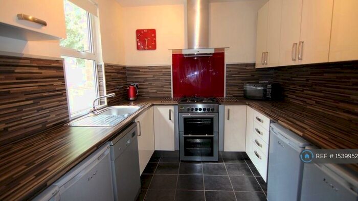 6 Bedroom Semi-Detached House To Rent In Trinity Avenue, Nottingham, NG7