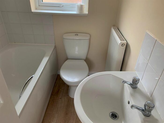 2 Bedroom Flat To Rent In High Street, Royal Wootton Bassett, Swindon, SN4