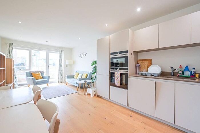 2 Bedroom Flat For Sale In Willow House, Canary Wharf, London, E14