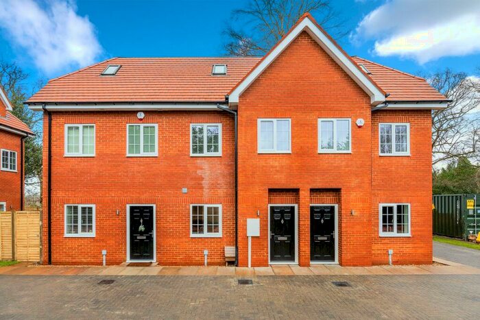 3 Bedroom Terraced House To Rent In Pinecoat Drive, CR8