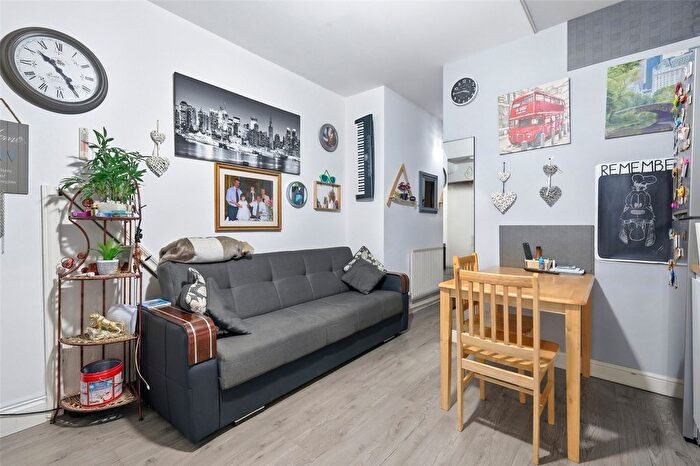 2 Bedroom Flat For Sale In Chadwin Road, London, E13