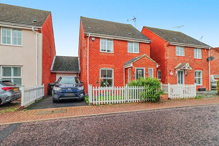 3 Bedroom Link Detached House For Sale In Anglesey Gardens, Wickford, SS12