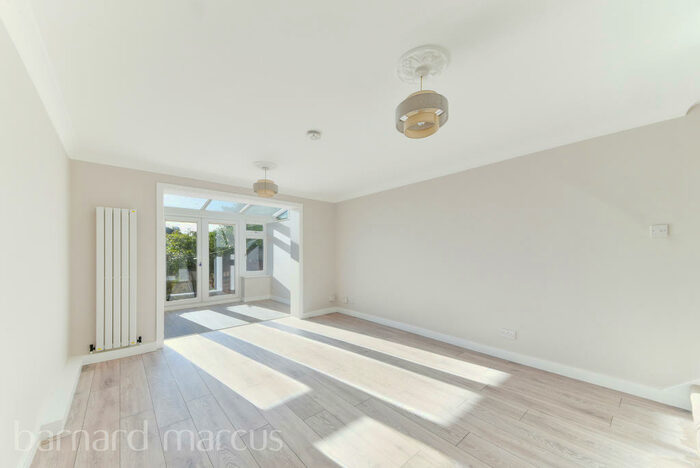 2 Bedroom House To Rent In Firs Avenue, Friern Barnet, N11