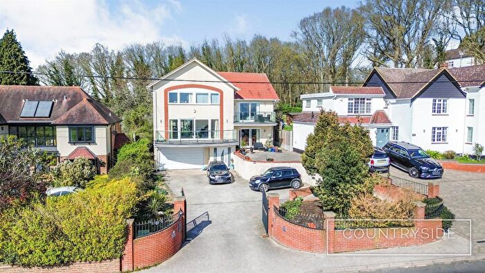 4 Bedroom Detached House For Sale In Vicarage Hill, Benfleet, SS7