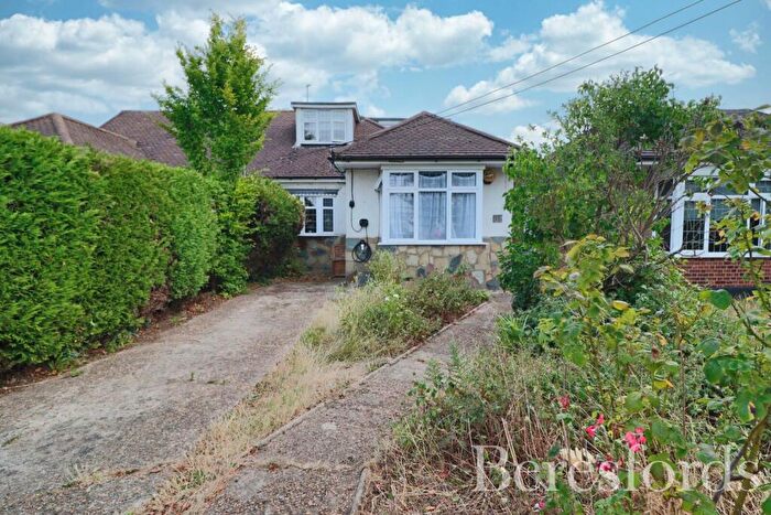 3 Bedroom Bungalow For Sale In Sunnycroft Gardens, Upminster, RM14