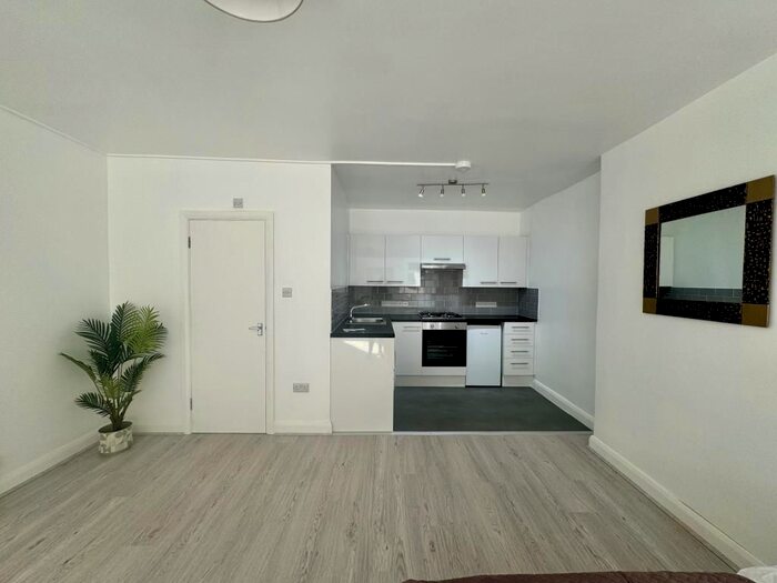 Studio To Rent In Mount View Road, London, N4