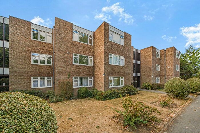 2 Bedroom Flat For Sale In Walton On Thames, Surrey, KT12