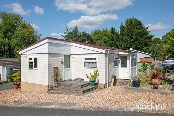 2 Bedroom Mobile/park Home For Sale In Bungalow Caravan Park, Bradenstoke, SN15