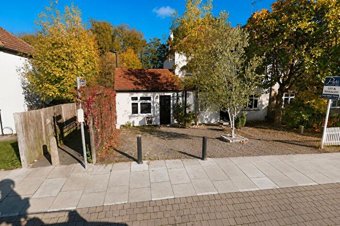 Studio To Rent In Hood Avenue, London, N14