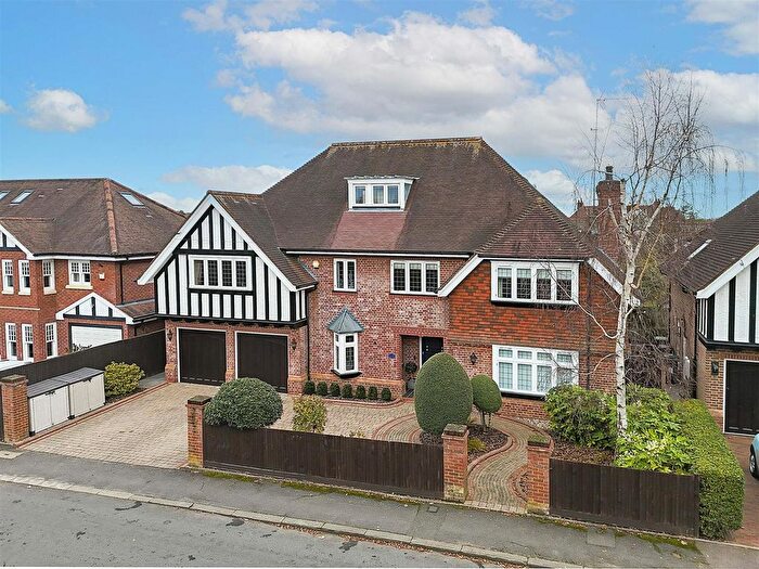 6 Bedroom Detached House For Sale In Maple Road, Harpenden, AL5