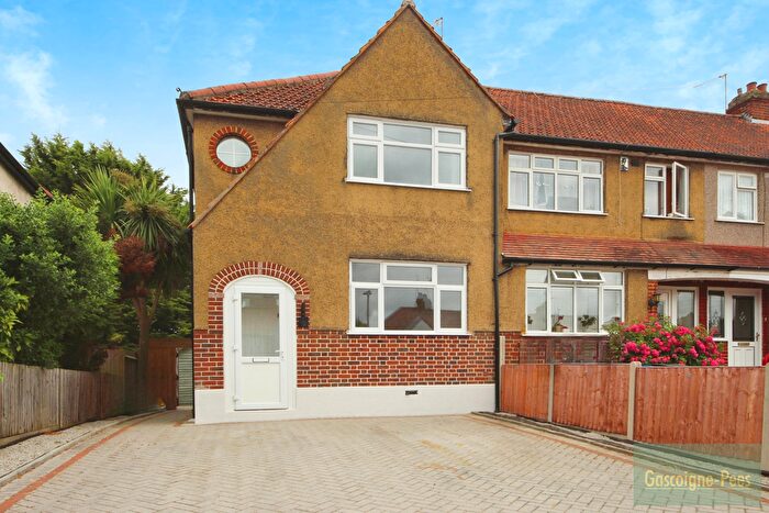 3 Bedroom Property To Rent In Hartfield Road, Chessington, KT9