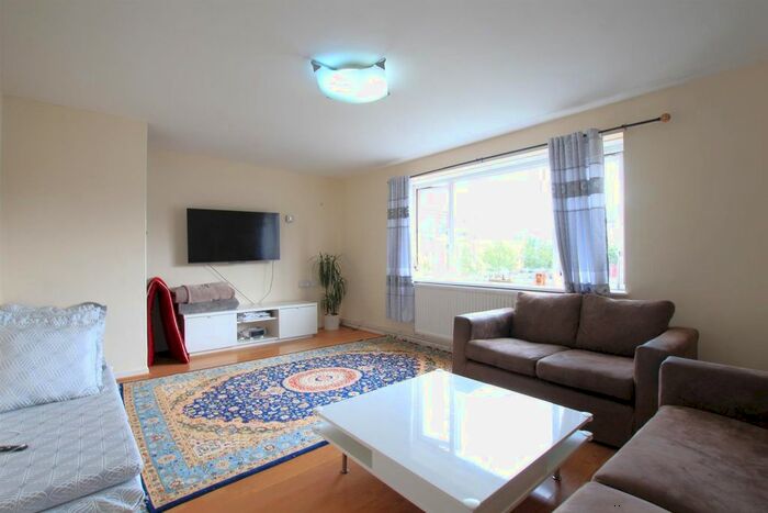 2 Bedroom Flat To Rent In Harlech Gardens, Heston, TW5