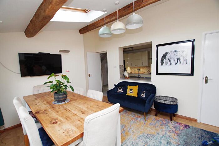 2 Bedroom Cottage To Rent In High Street, Wanborough, Swindon, SN4