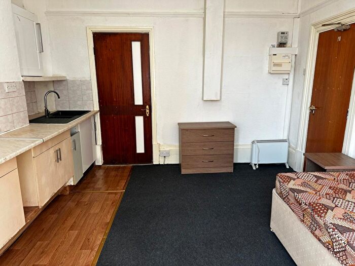 Studio To Rent In Wood Green Road, Wednesbury, WS10