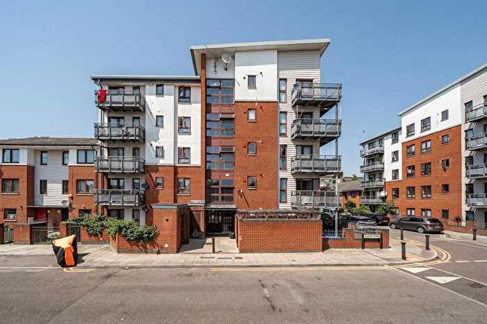 2 Bedroom Flat For Sale In Island Road, London, SE16