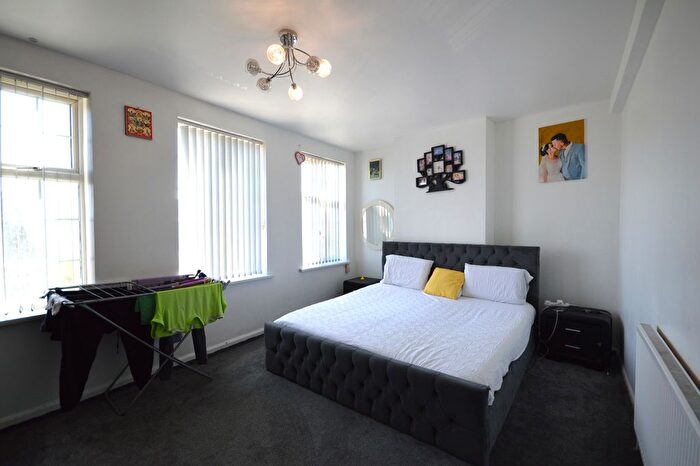 4 Bedroom Flat To Rent In Belmont Circle, Kenton Lane, Harrow, HA3