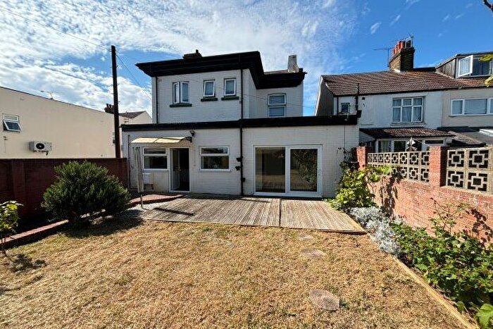 2 Bedroom Flat To Rent In Ingram Road, Gillingham, ME7