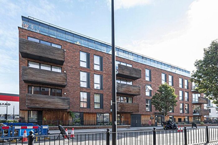 1 Bedroom Flat To Rent In Violet Road, , Bow, London, E3