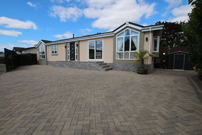 3 Bedroom Mobile Home For Sale In Langley, SL3