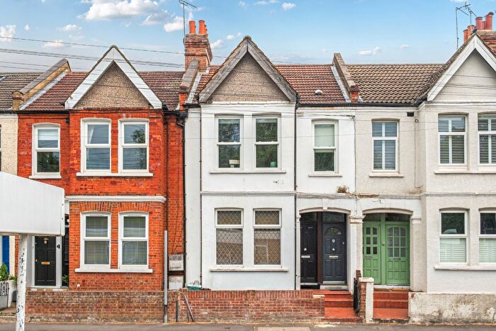 2 Bedroom Flat For Sale In Byegrove Road, Colliers Wood, London, SW19