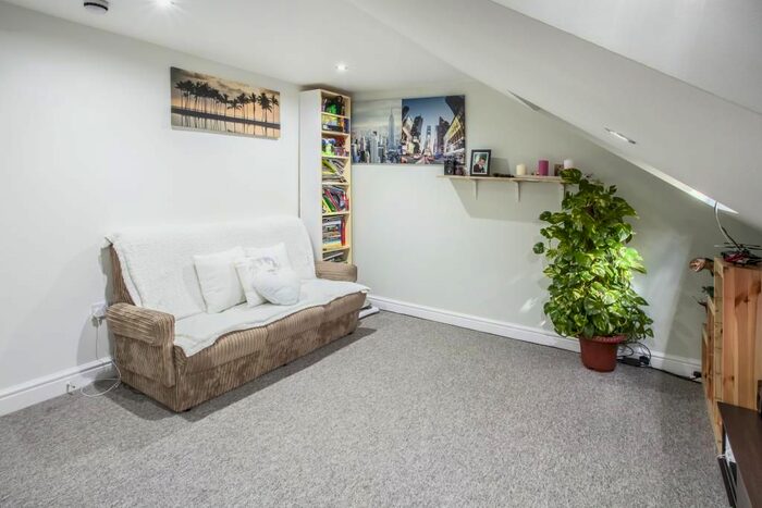 1 Bedroom Flat To Rent In Horn Lane, Acton, London, W3