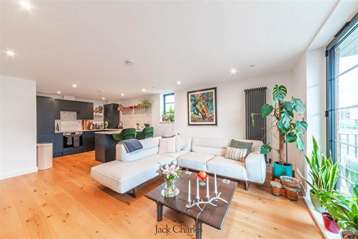 2 Bedroom Flat For Sale In Lyons Crescent, Tonbridge, TN9