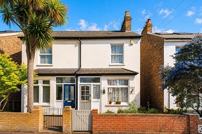 3 Bedroom Semi-Detached House For Sale In Green Lane, Hanwell, W7