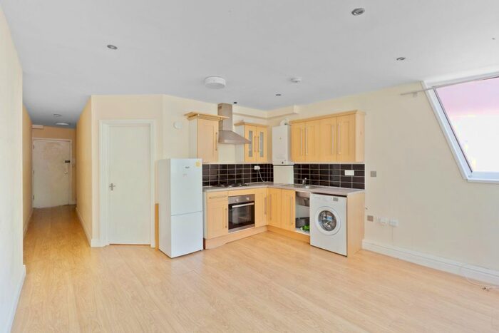 1 Bedroom Flat To Rent In Croydon Road, Caterham, CR3