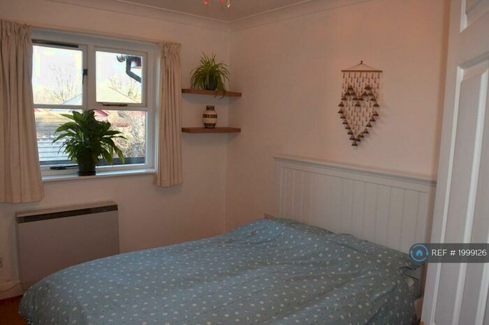 1 Bedroom Flat To Rent In College Road, Epsom, KT17