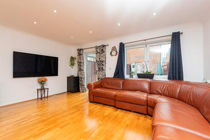 3 Bedroom End Of Terrace House For Sale In Elstar Mews, Greenhithe, Kent, DA9