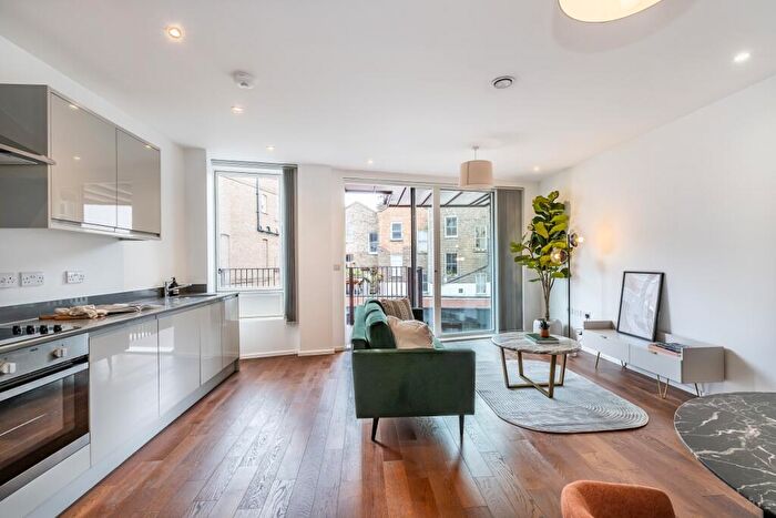 3 Bedroom Flat To Rent In Gransden Avenue London, E8