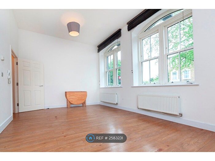 3 Bedroom Flat To Rent In Glengall Road, London, SE15