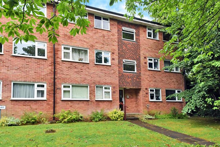 1 Bedroom Flat For Sale In Lovelace Gardens, Surbiton, KT6