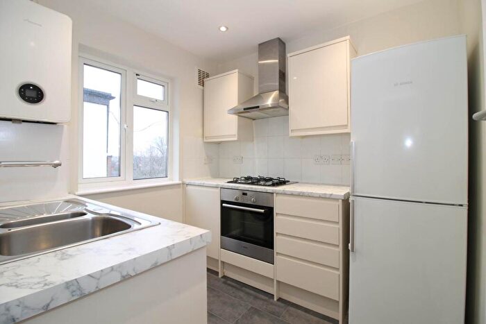 2 Bedroom Flat To Rent In Stonecot Hill, Sutton, SM3