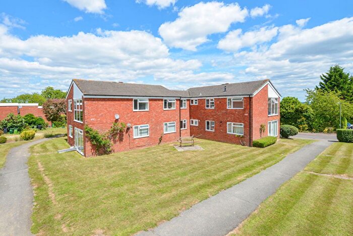 2 Bedroom Flat For Sale In Windsor Close, Guildford, GU2