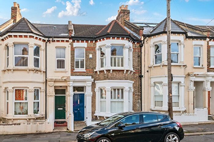 2 Bedroom Flat For Sale In Brading Road, London, SW2