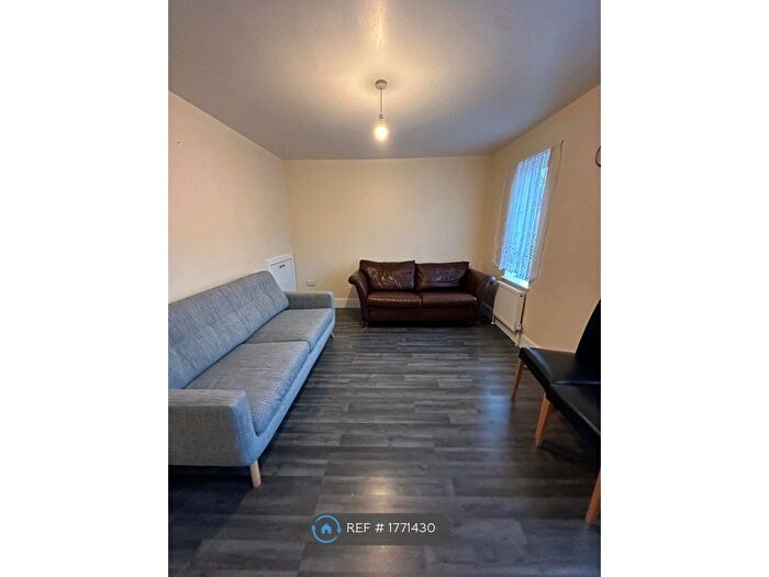 2 Bedroom Flat To Rent In Broad Street, Chesham, HP5