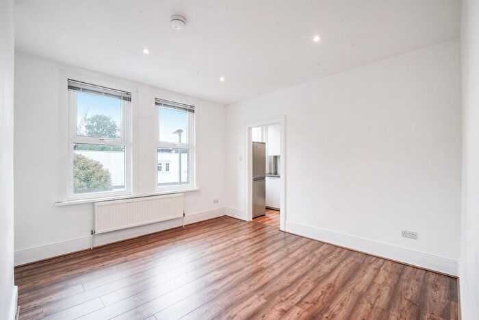 3 Bedroom Flat To Rent In Heriot Road, Hendon, NW4