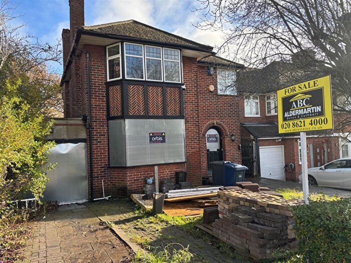 3 Bedroom Detached House For Sale In Edgwarebury Lane, Edgware, HA8