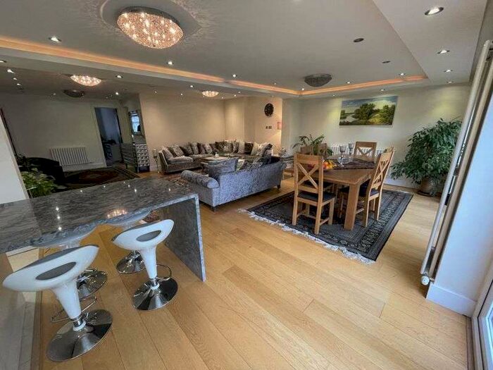 4 Bedroom Property To Rent In Spectacular Detached 4 Bedroom Bungalow In Quiet Cul-de-sac Kingsbury NW9