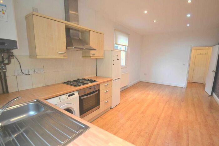 2 Bedroom Flat To Rent In Northfield Avenue, Northfields, W13