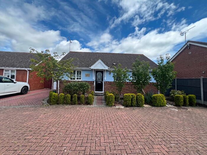 2 Bedroom Detached Bungalow For Sale In The Fielders, Canvey Island, SS8
